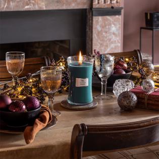 Woodwick Antiquarium świeca zapachowa średnia z drewnianym woskiem