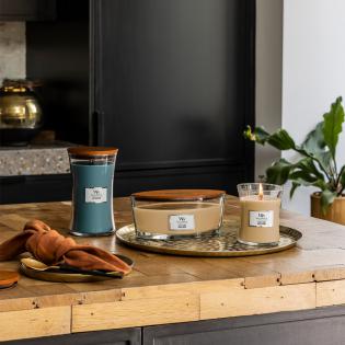 Woodwick Gilded Sands świeca zapachowa średnia z drewnianym knotem