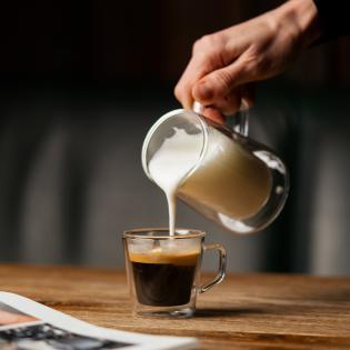 Vialli Design Diva Mlecznik z uchem 200ml z podwójną ścianką