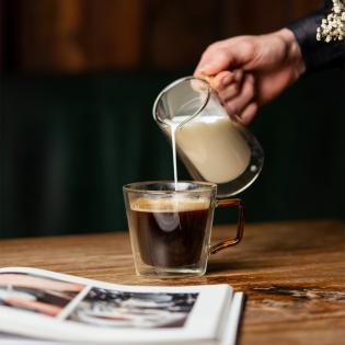 Vialli Design Diva Mlecznik z uchem 200ml z podwójną ścianką