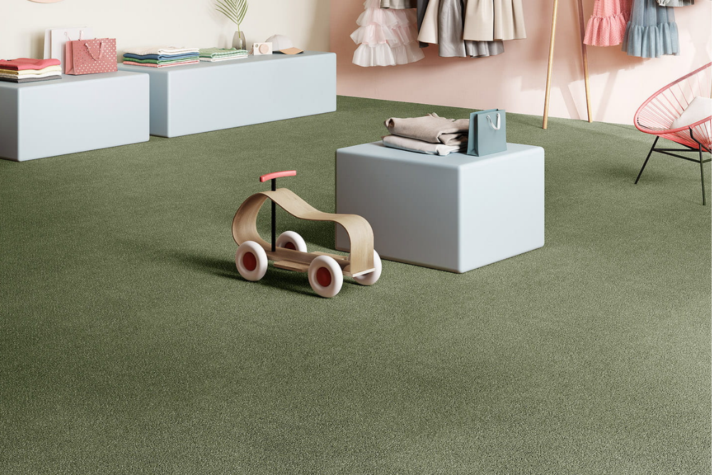 Wykładzina czy panele do pokoju dziecięcego? Co wybrać, by było ciepło, cicho i bezpiecznie.